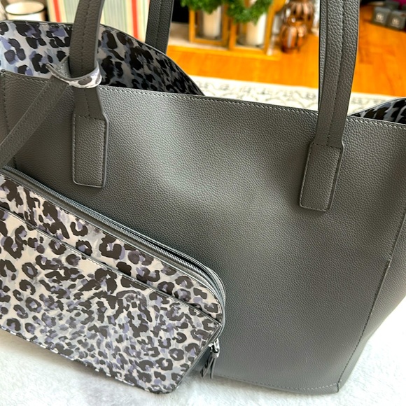 Tommy Bahama large tote with matching zipper pouch!  Excellent condition! - Picture 3 of 11